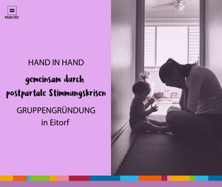 Kleinkind und erschöpfte Mutter sitzen auf dem Boden.