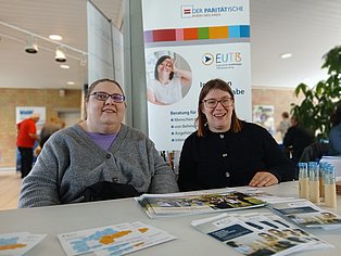 Die EUTB-Berater*innen Agnes Barczewski (l) und Miriam Jung (r) haben ihr Studium mit Körperbehinderung erfolgreich absolviert