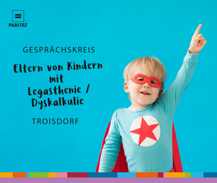 Kind in Superheldenoutfit in Superheldenpose