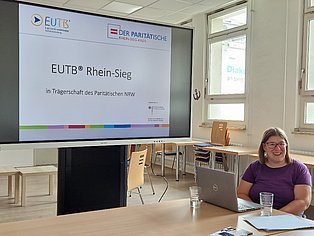 EUTB-Beraterin Miriam Jung vor Präsentation