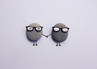 zwei Steinmännchen mit Brille halten sich an der Hand