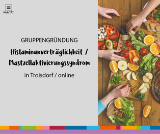Hände greifen auf einem Tisch nach Nahrungsmitteln wie z. B. Orangenstücken oder Tomaten.