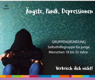 Mensch sitzt auf dem Boden mit Kapuze über Kopf und Gesicht