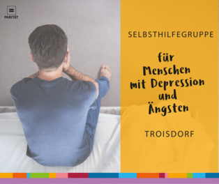 Rückansicht eines Mannes, sitzend auf dem Bett, seinen Kopf haltend