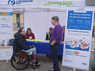 Christoph Janicke (l.) Beauftragter für Inklusion der Stadt Bornheim und Sozialdezernentin Alice von Bülow (r.) am Stand unserer EUTB